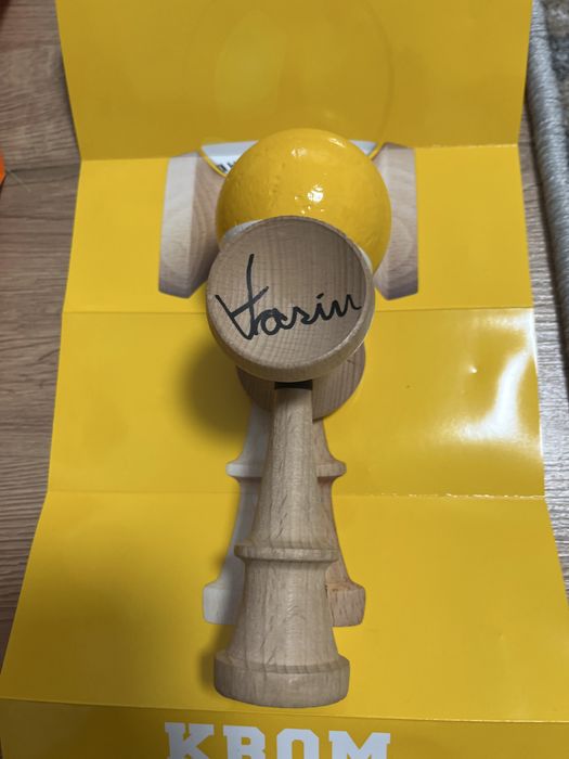 2 kendame krom pop cu autografe de la echipa x remus cu ațe de schimb si stickere(kendamele sunt originale)