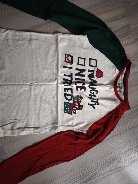 Четири коледни блузки за 12 лева.