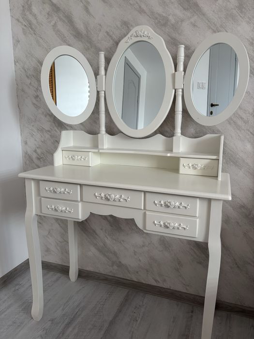 Masă de machiaj elegantă cu oglindă triplă – stare foarte bună!