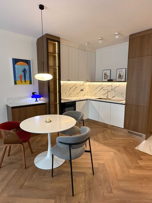 Дава се под наем обзаведен двустаен апартамент със собствен двор