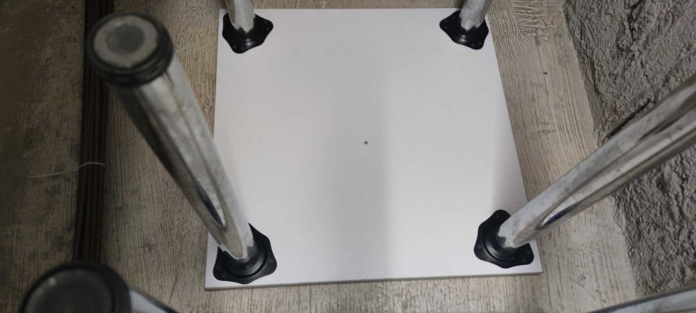 Livrare gratuita! Masa rezistenta, cu picioare metalice reglabile