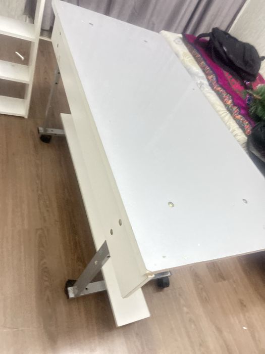 Стол удобный колесиках