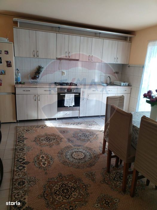 Casă individuală, teren 3275 mp, 6 camere, livadǎ cu pomi fructiferi