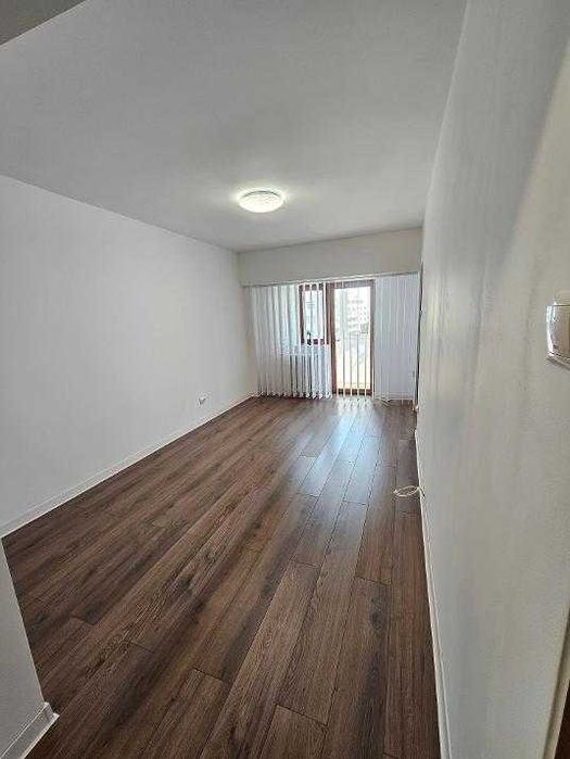 Vand garsoniera renovata in blocul de la CEC (ultracentral)