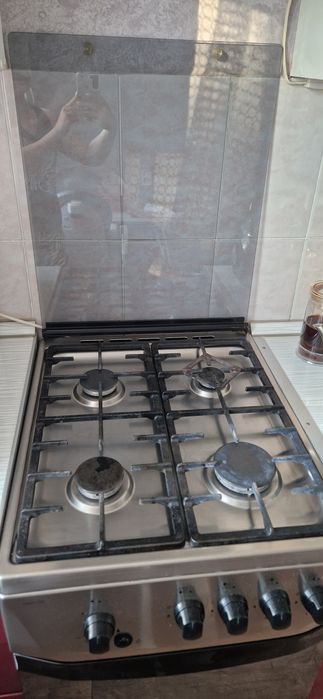 Газовая плита, вытяжка