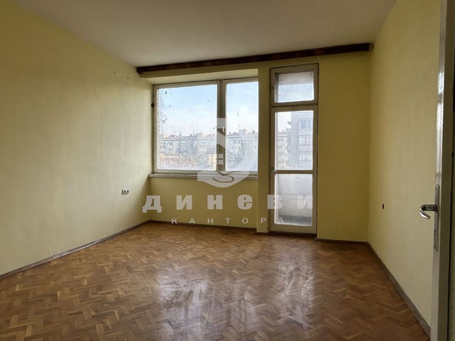 Тристаен апартамент до Търговската Гимназия