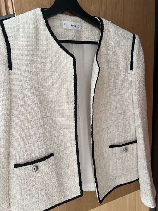 Бяло сако Mango.