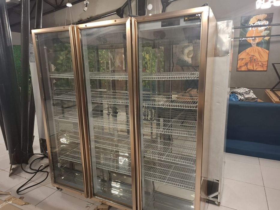 Холодильник 3 дверные работающие использовали только год