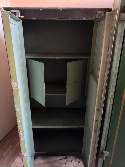 Метални шкафове с ключове