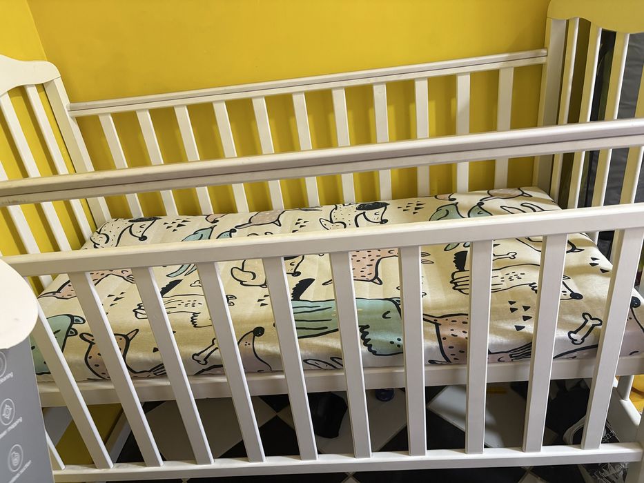 Детская кроватка белая