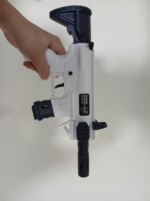 Водяной пистолет очень хороший стреляет хорошо