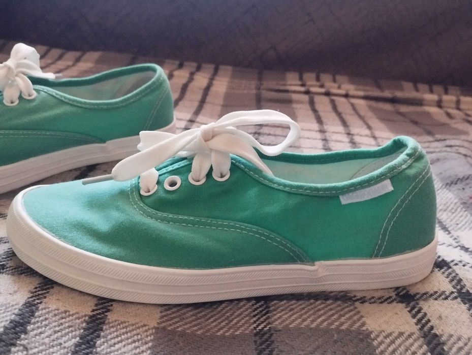 Кроссовки . Новые. 36 размер.