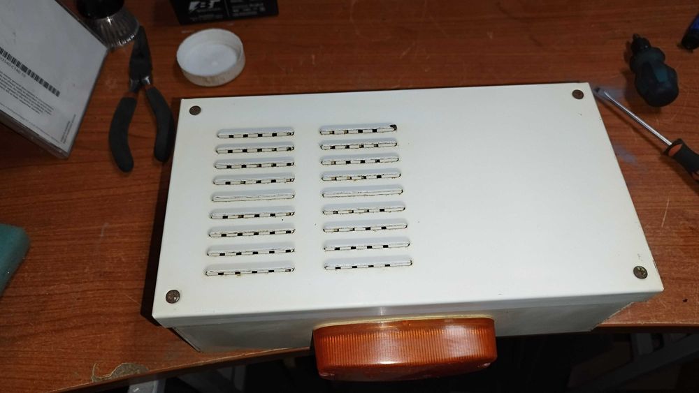 Външна Алармена Сирена със Светкавица в метална кутия 27/15/9см