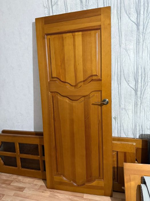 Дверь из дерева.