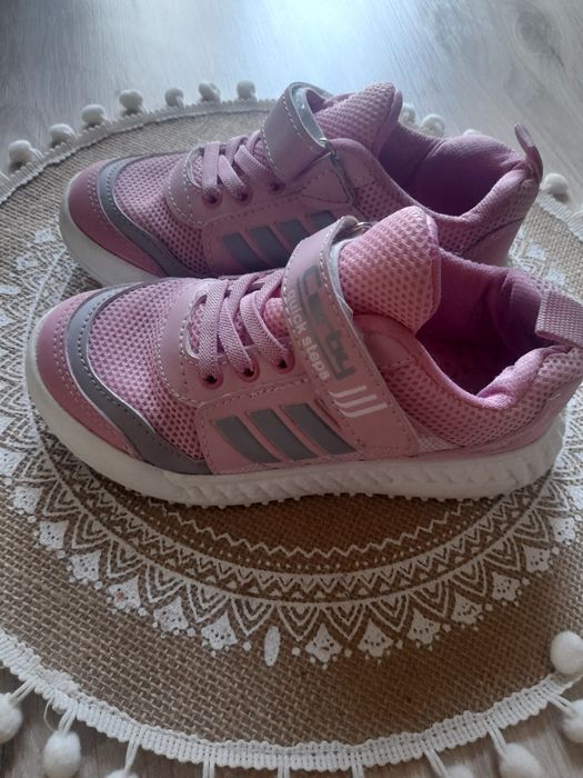 Лёгкие кроссовки на девочку