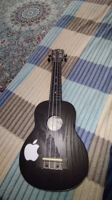 Продаю укулеле срочно