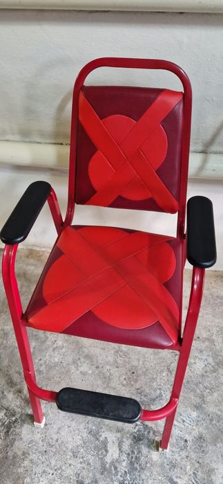 Детский стул для кормления за столом.