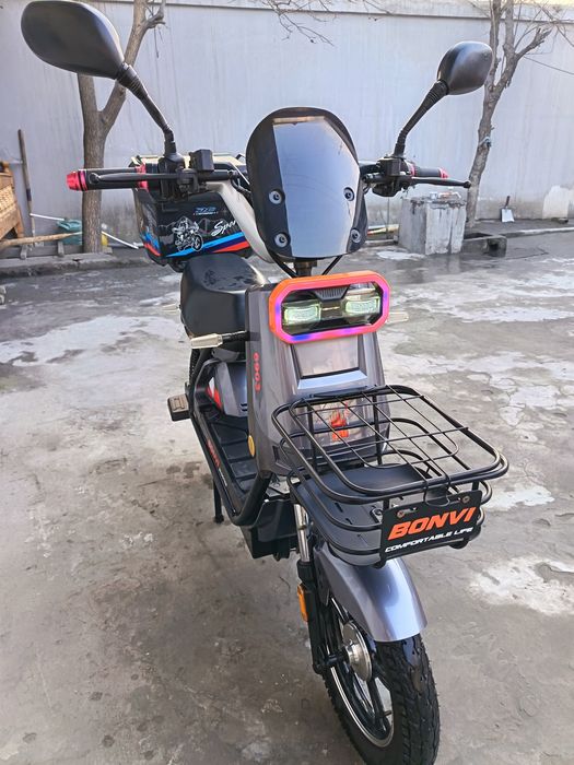 Holati tiniq Skuter sotiladi