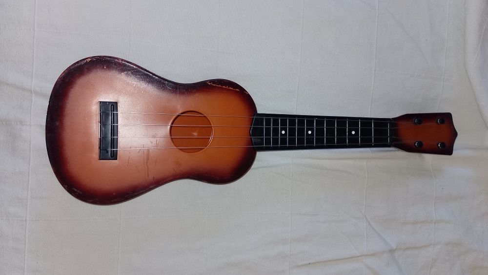 Малка китара за интериор,сувенир.