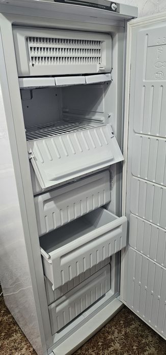 Морозильник INDESIT.