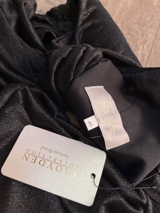 Черна бляскава рокля