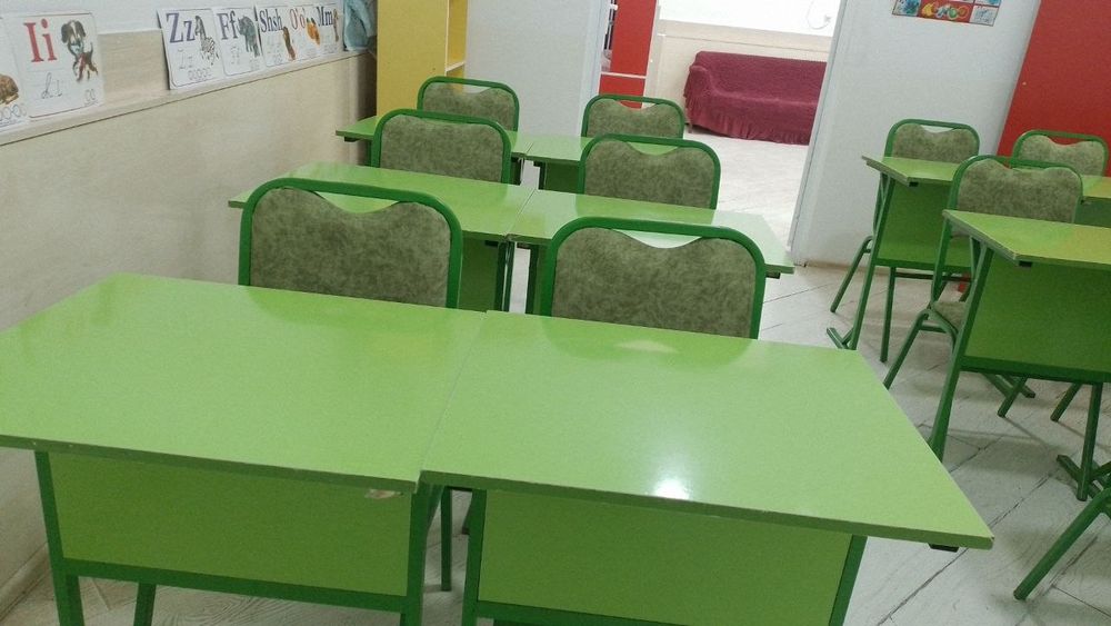 Парты со стульями