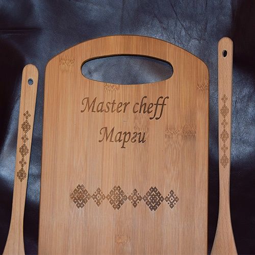 Гравирана кухненска дъска за рязане и два броя прибори от дърво