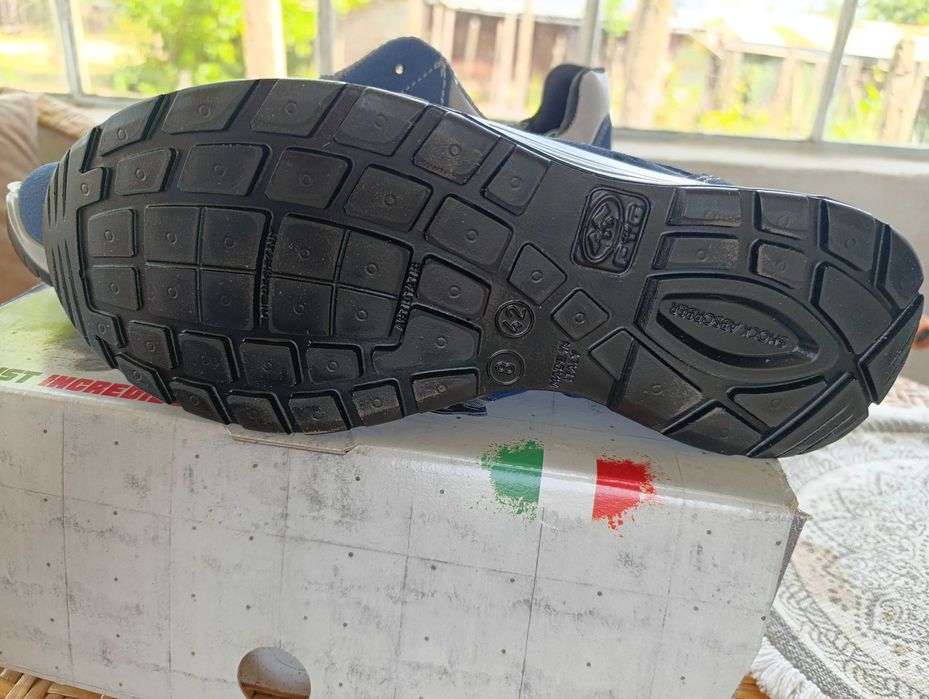 Продавам работни обувки с метално бомбе