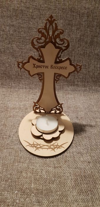 Дървена гравирана поставка за яйце или свещ