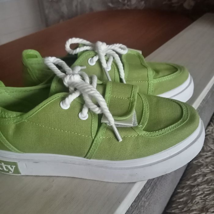 Продам кеды новые