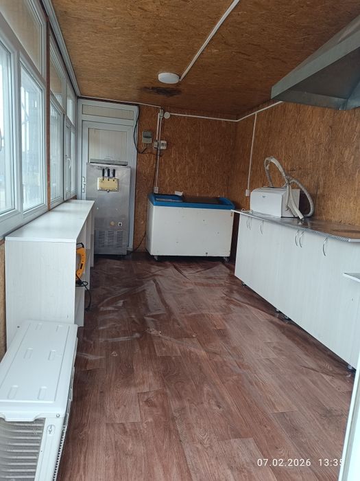 Бутик, мороженое аппарат сатылады.