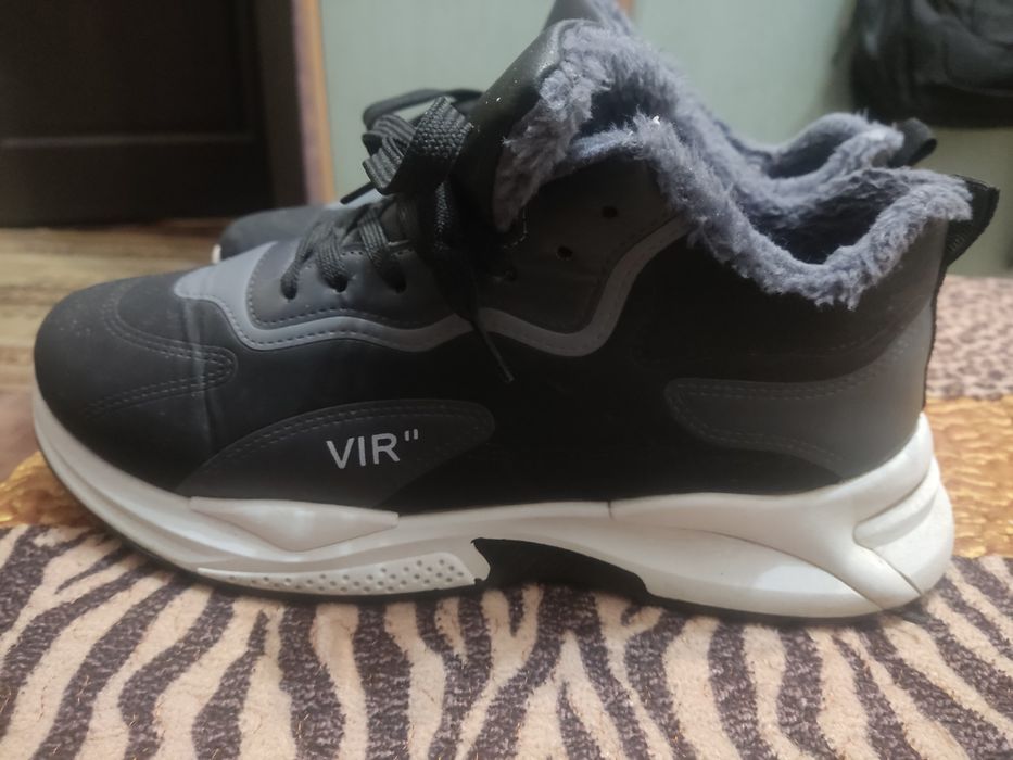 Продам пара обуви