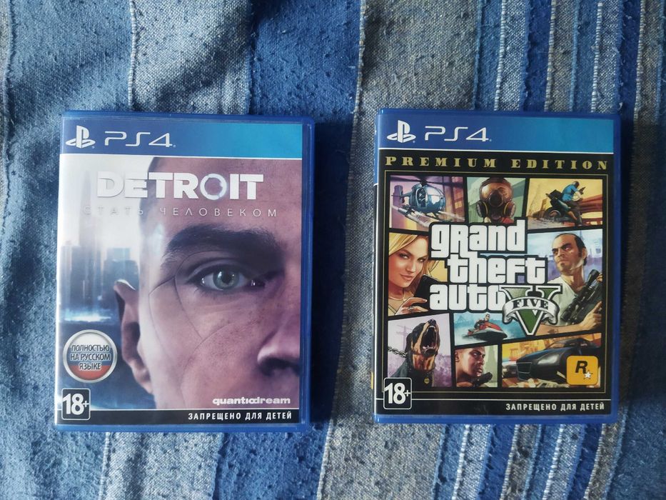PS4 Pro, 3 провода, геймпад и 2 диска с двумя играми.