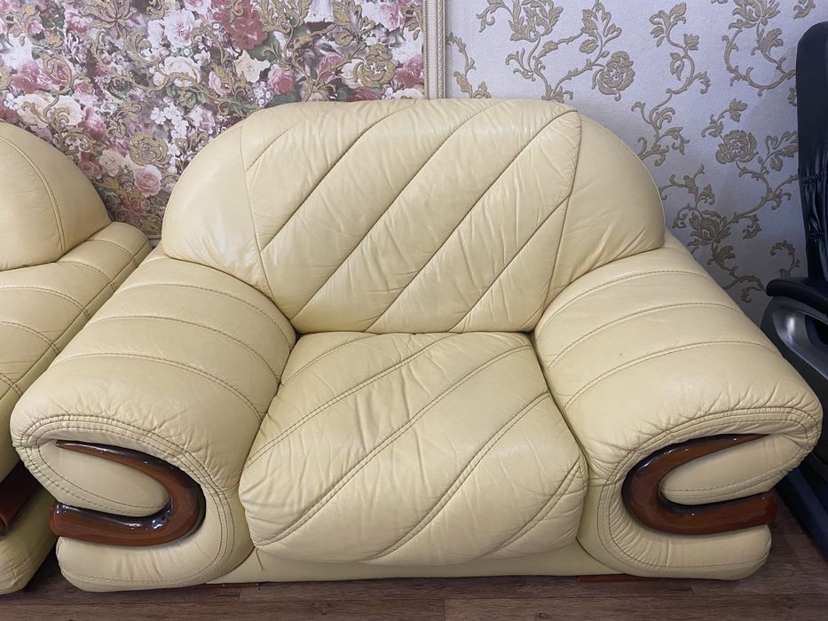 Продам кожаный диван