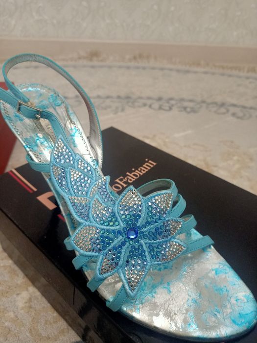 Продам босоножки