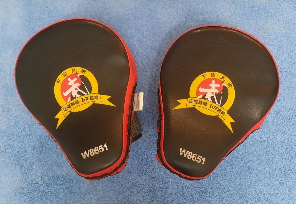 Шлем, перчатки для единоборств