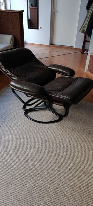 Doua fotolii unul piele și unul textil