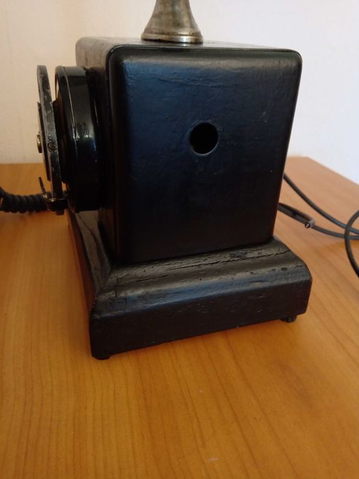 Стар ретро телефон