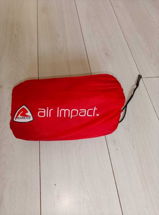 Самонадуваемата постелка за спане Robens Air Impact 38
