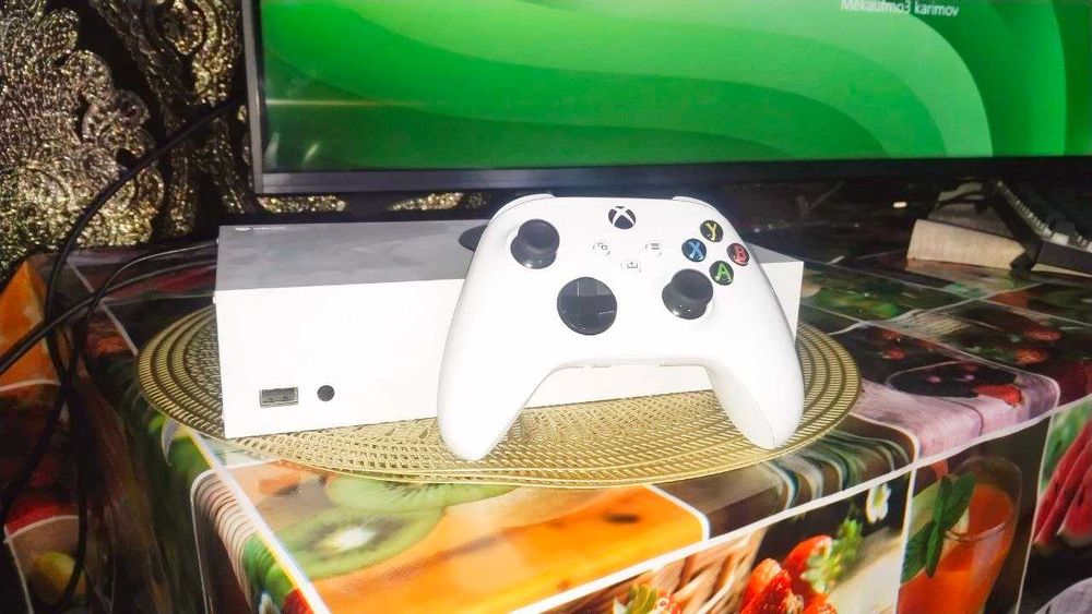 Продаю xbox series s с играми