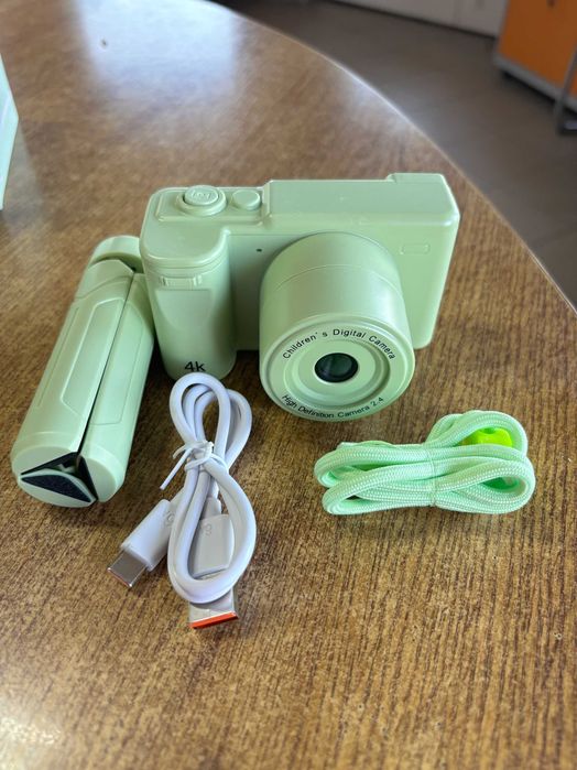Camera digitala, echipata cu trepied, 1080p,camere duale fata si spate