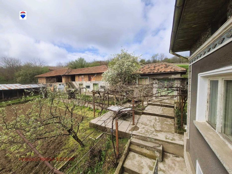 Селска къща с голям двор в с. Караманово