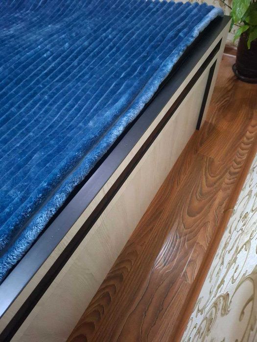 Кровать и две тумбочки