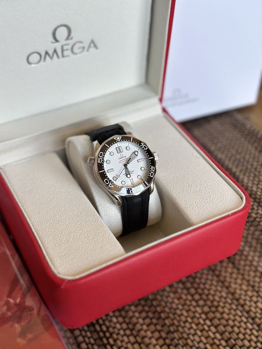Omega Seamaster Diver 300 M White Dial Rubber Strap 42 mm