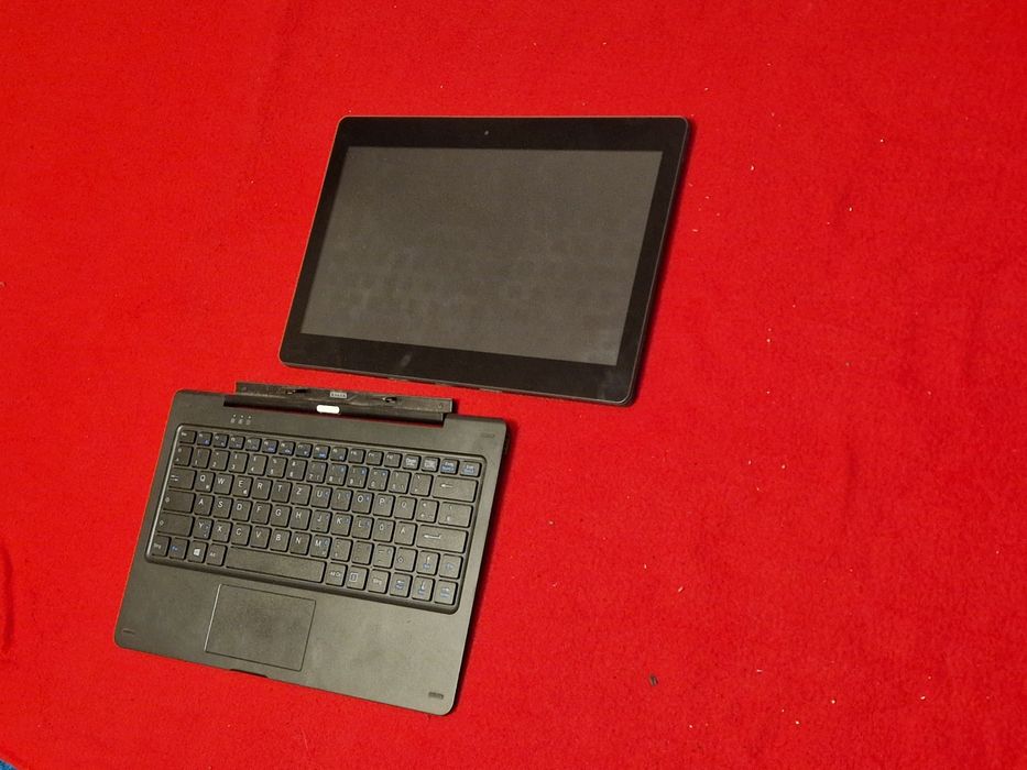 Laptop 2 in 1 defect . S-a aprins  cu un încărcător universal dar s-a stins imediat