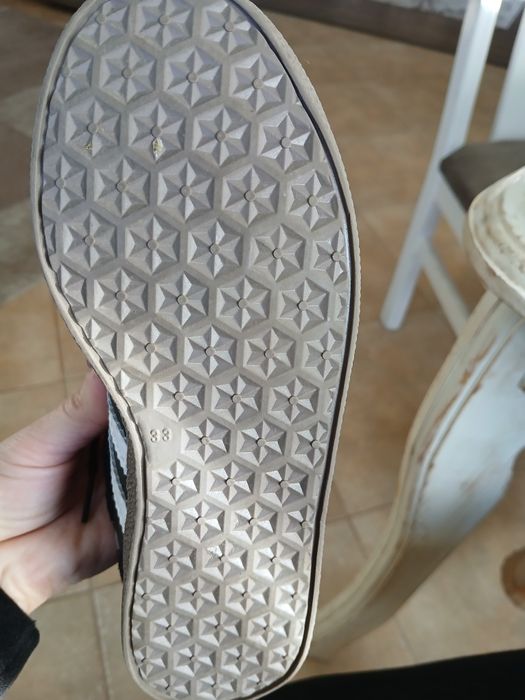 Adidasi  nr 33 si nr 34 noi