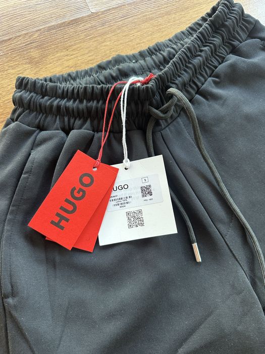 Мъжки,памучни,черни къси панталонки Hugo BOSS с метално лого