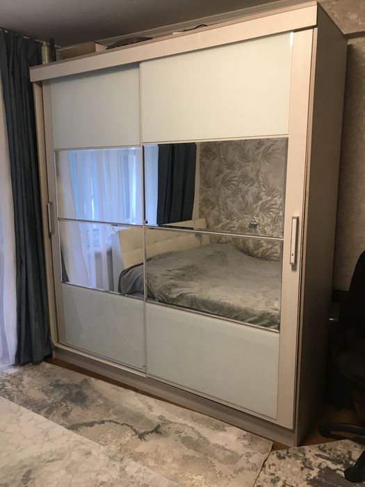 Продам шкаф купе для вещей есть торг