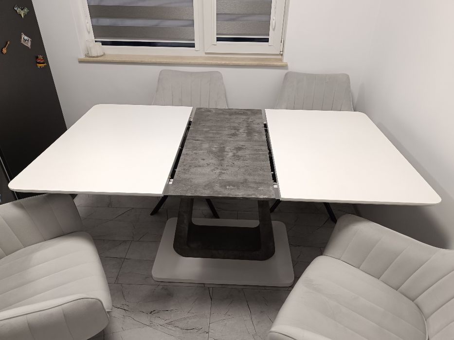 Трапезна разтегателна маса в бяло със светло сиво
