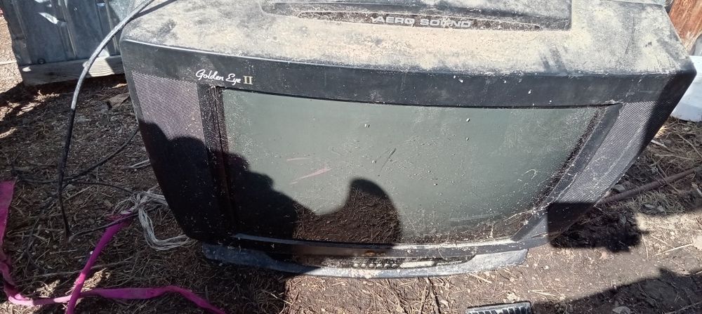 Продам 4 телевизора 3 старых один более современный